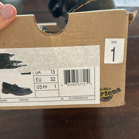 Brand new never worn little girls Dr. Martens “Maccy” Mary Jane’s in size 1 - Picture 3 of 4
